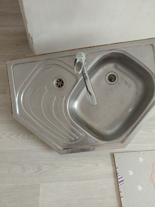 Продам угловую мойку со смесителем.