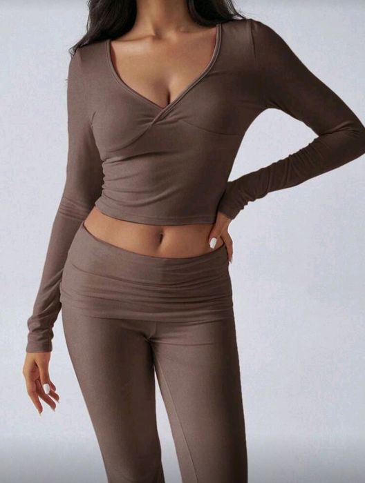 Дамски сет от две части – кроп топ с дълъг ръкав и панталон с висока т