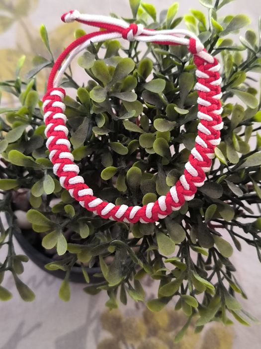 Мартеници на едро