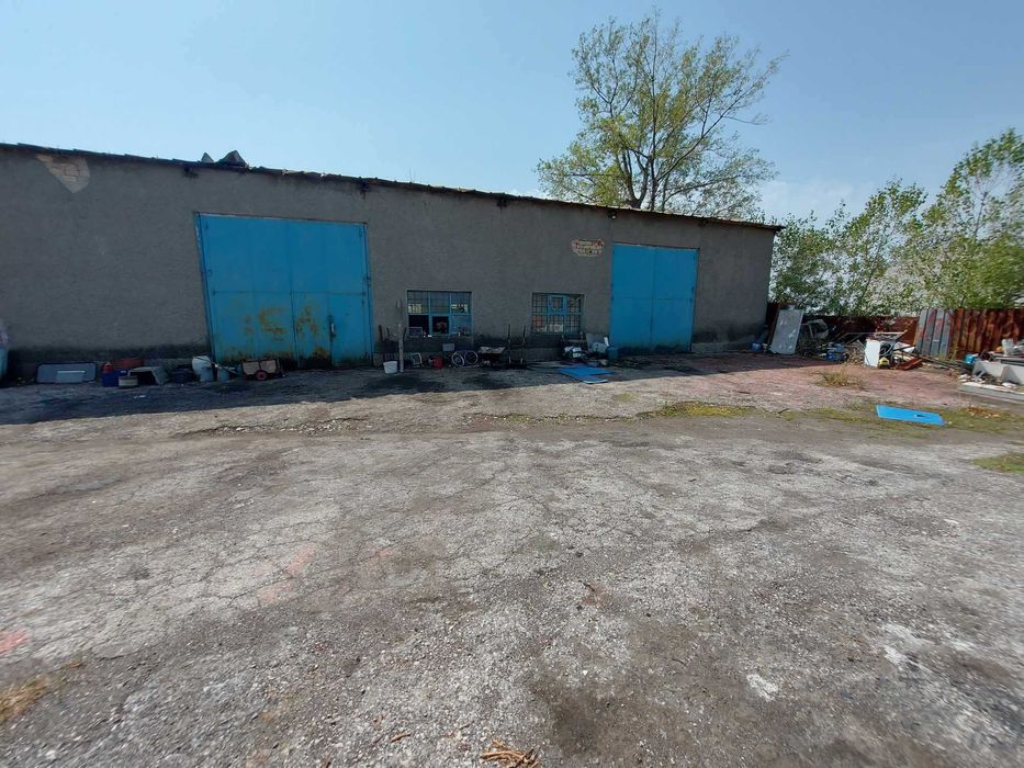 Промишлен имот ведно с апартамент, гр. Омуртаг