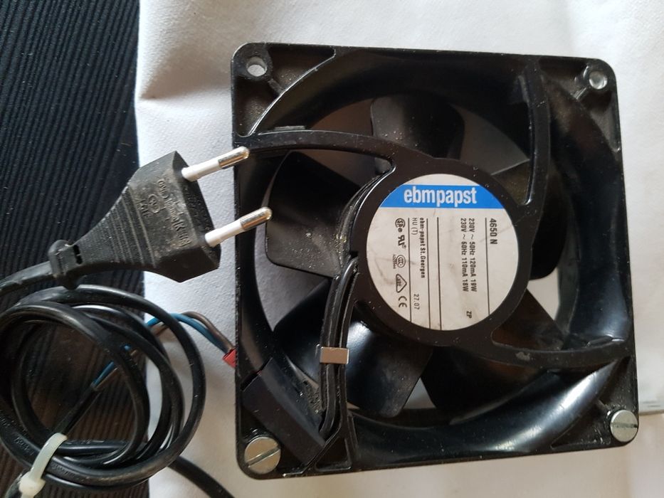 Vand ventilatoare mici sunt 10 cm si 15 cm  conectate cate 5