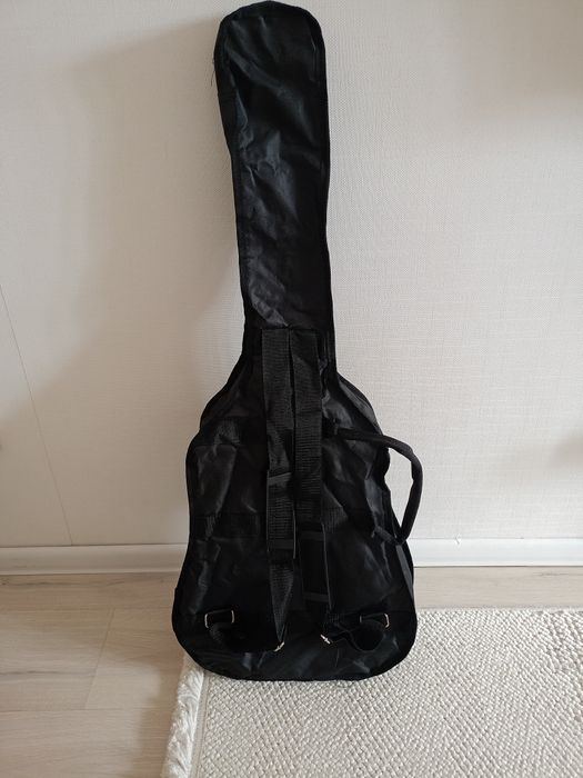 Акустическая чёрная гитара