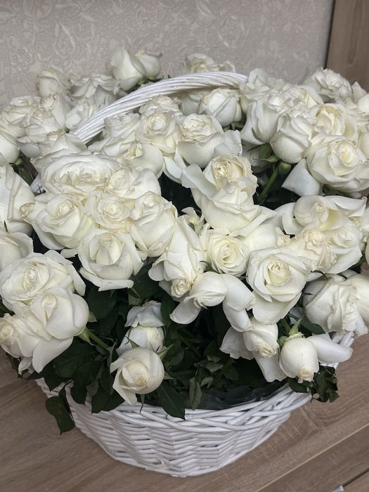 Продам 201 шт белые розы в корзине