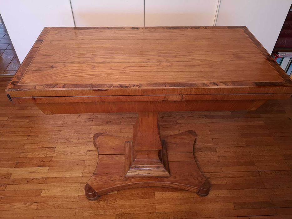 Se vand urgent masa de joc si dulap, stil Biedermeier
