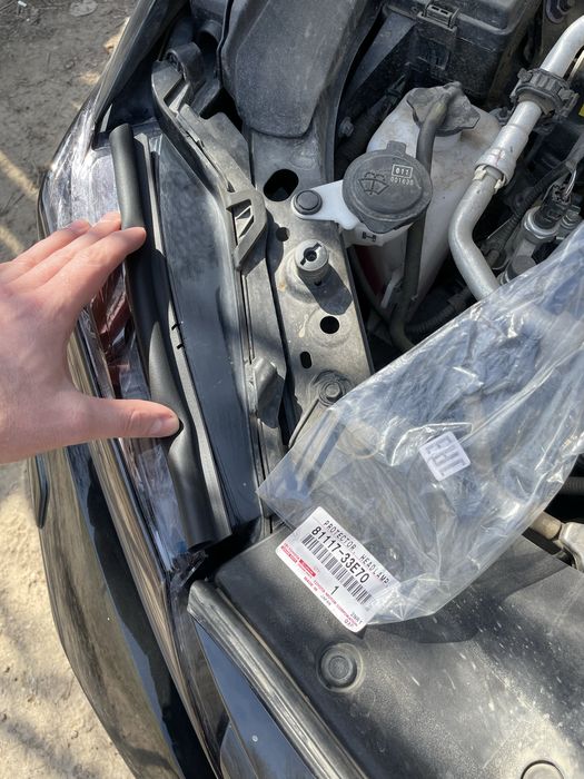 Уплотнители / резинки передних фар камри 70 / 75. Toyota Camry v70