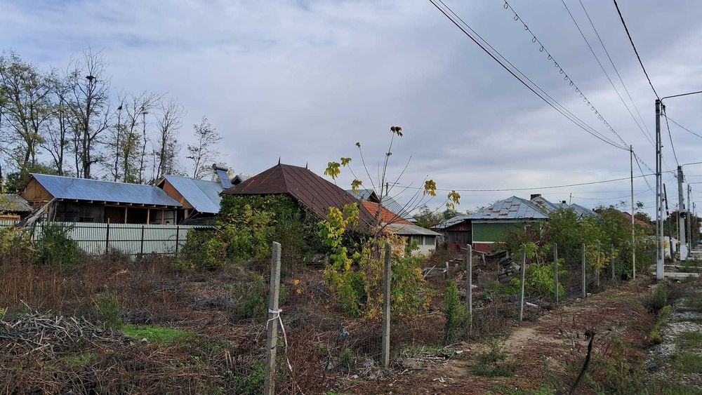 Vând două locuri de casă