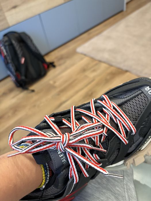 Balenciaga track, cu cutia originala si sireturi in plus.