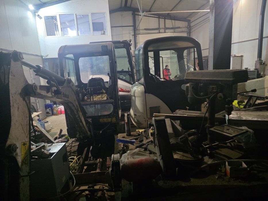Miniexcavator de inchiriat Bobcat