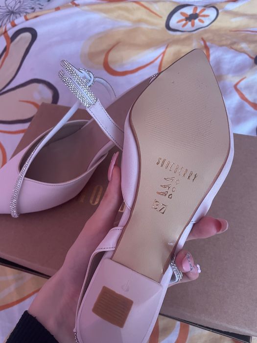 Бежави токчета с блестящи камъни