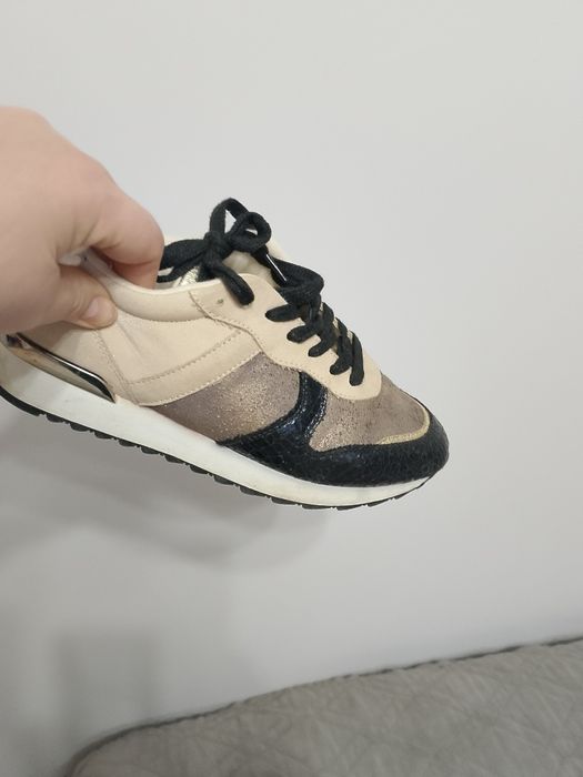 Кроссовки женские