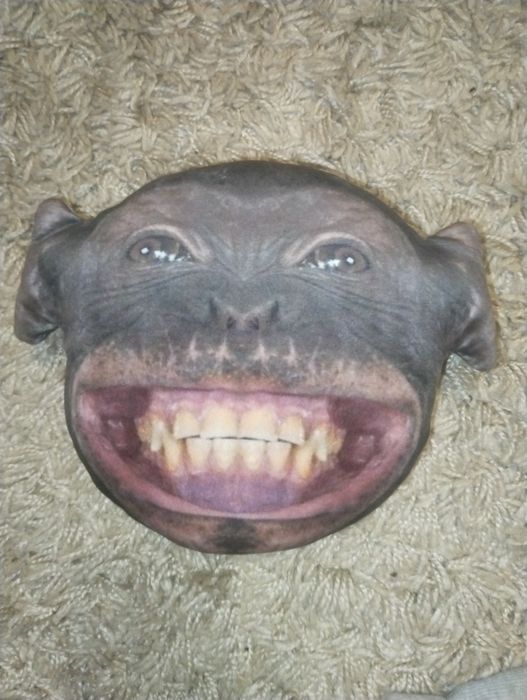 Смешная игрушка обезьяна