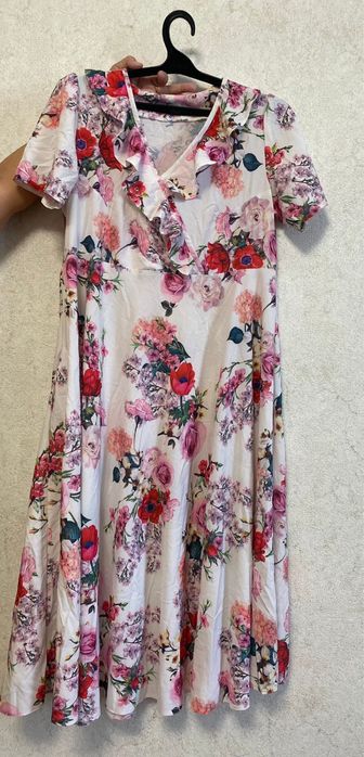 Әдемі көйлектер сатылады