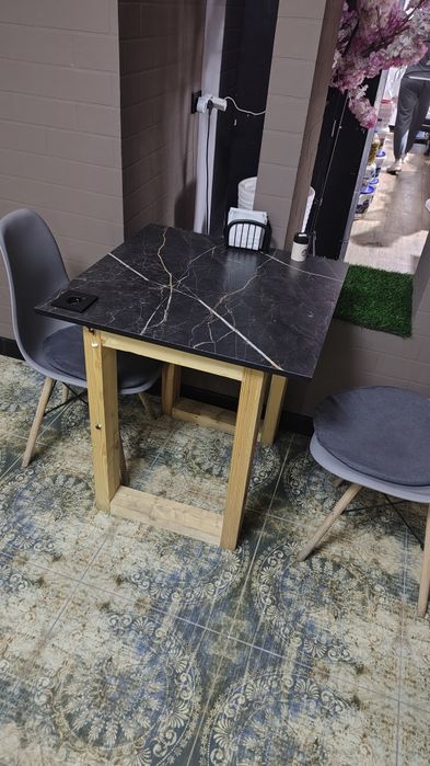 Стол для кафе в комплекте резетками