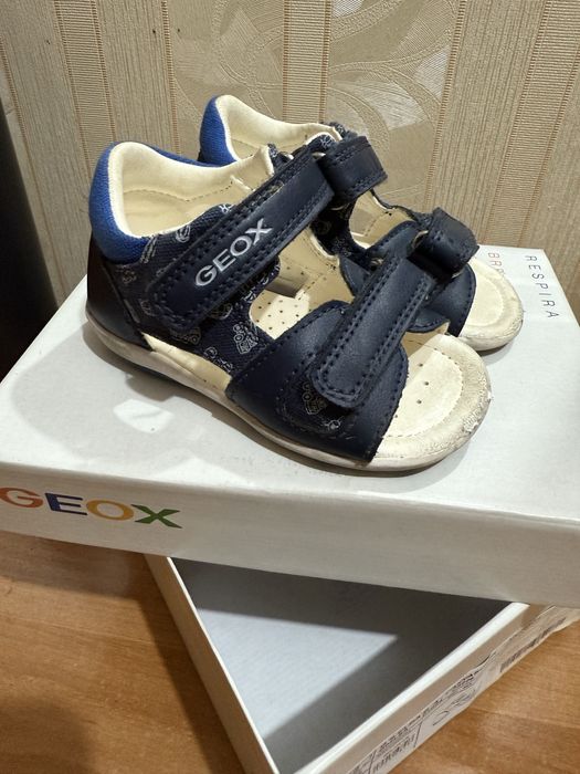 Продам сандалики geox