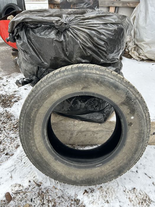 Шина шипы 215/70/16.