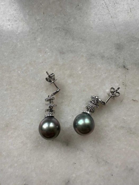 Pereche de cercei din aur alb, decorată cu diamante și perle Tahiti,