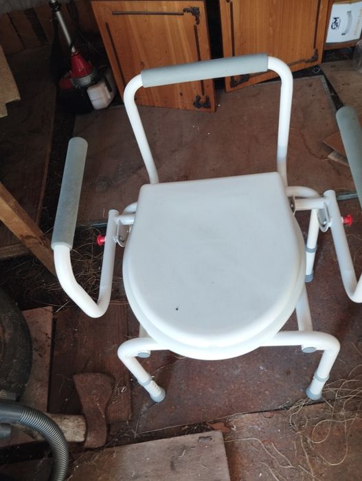 Инвалидное кресло и биотуалет