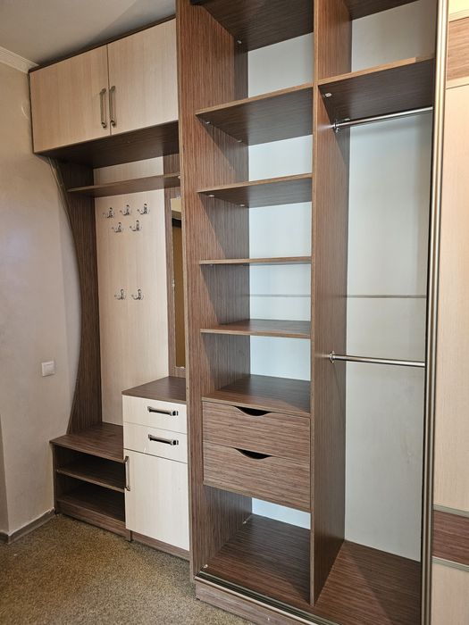 Продается прихожий шкаф