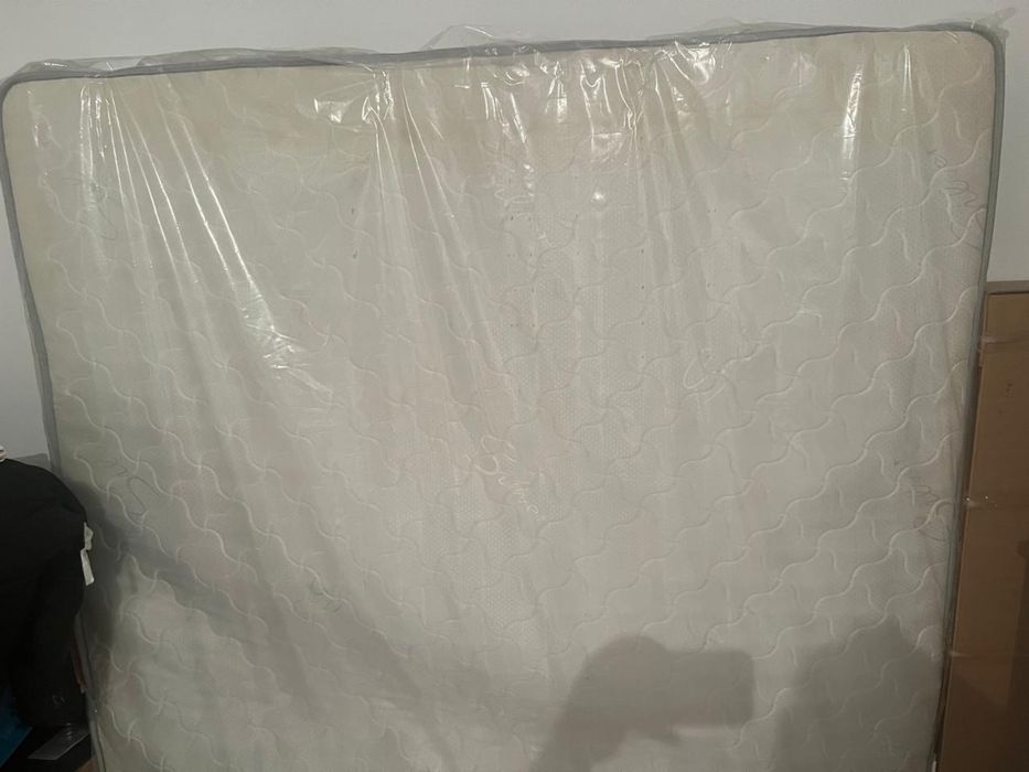Продам матрас белый