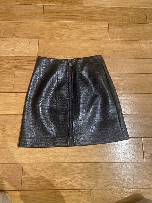 Vând fusta Stradivarius din piele sintetica, neagra mărime Xs