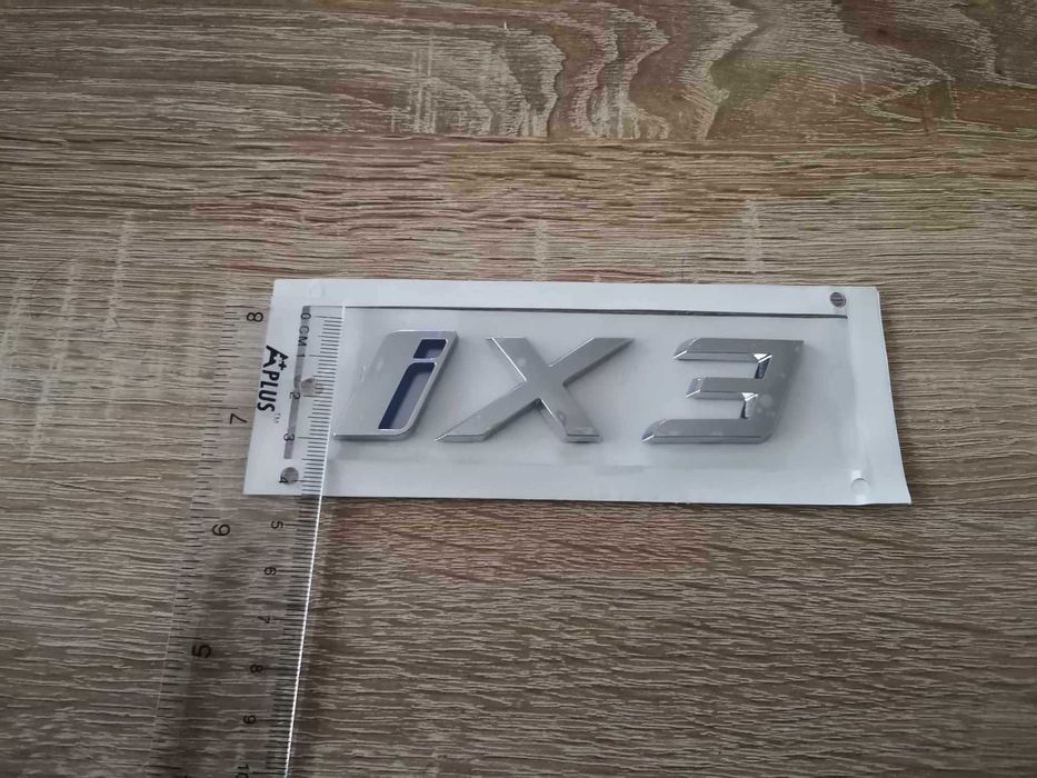 сребриста емблема BMW iX3