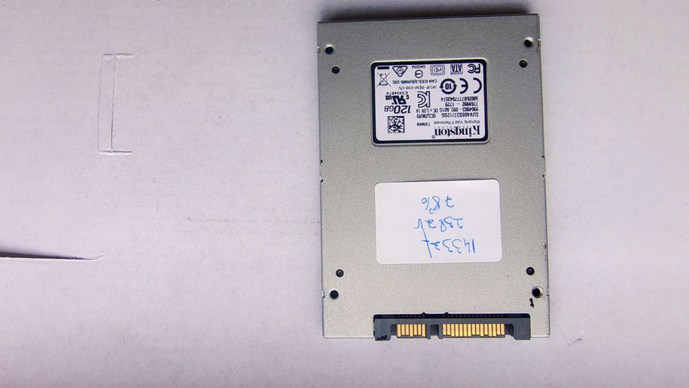 SSD Kingston, modelul UV400, cu o capacitate de stocare de 120GB