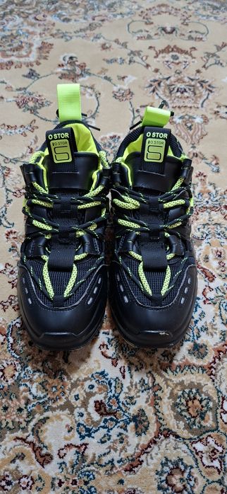 Продам женские кроссовки