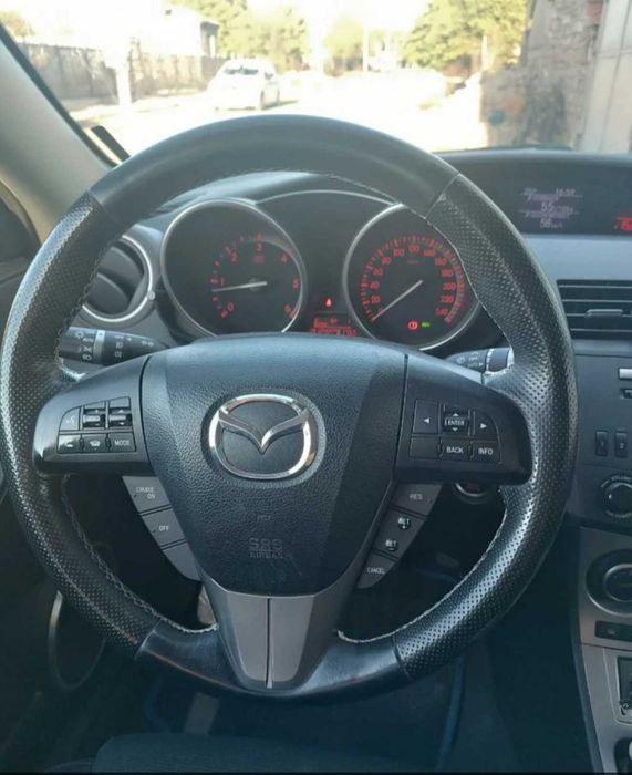 Лек автомобил Mazda 3