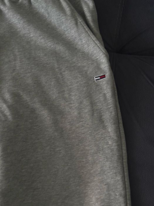 серые штаны Tommy Hilfiger