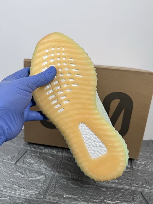 Yeezy 350 v2 Boost Hyperspace