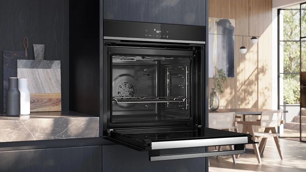 Нова фурна за вграждане Siemens iQ300 AirFry HB572ABS3