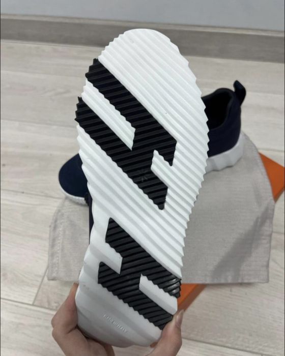 Продам новые кроссовки Hermes 42 размер.