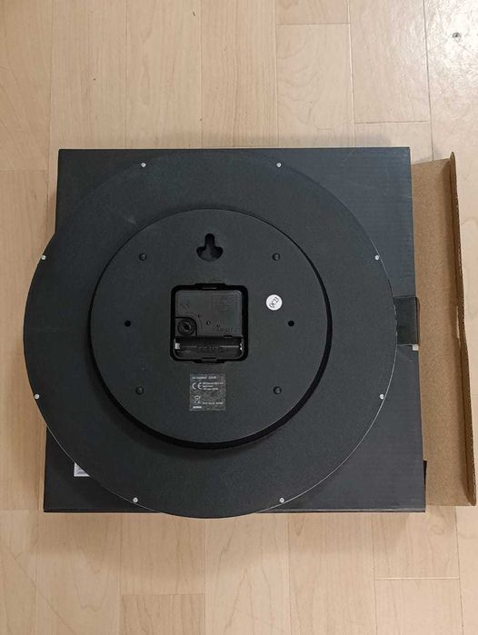 Часы настенные. Черные.