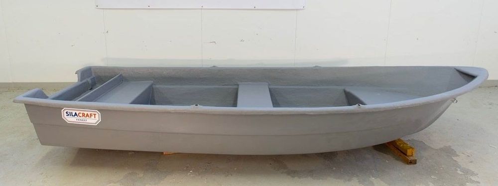 Продават се два модела гребни лодки