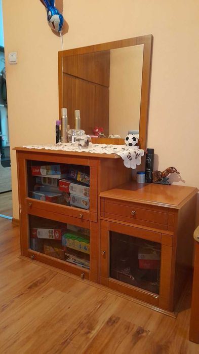 Тоалетка с място за съхранение и огледало