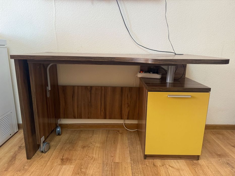 Срочно продам стол для уроков