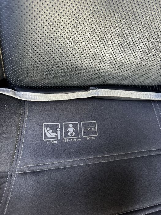 Детска бустер седалка с ISOFIX – отлично състояние