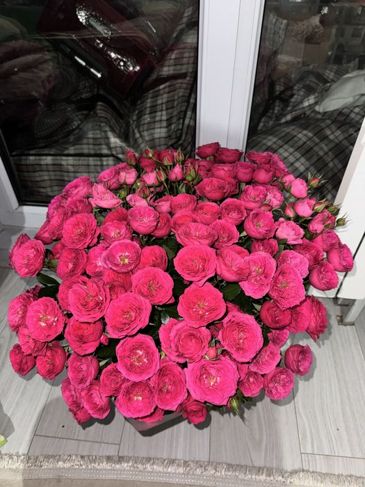 Кустовые спрей розы (в корзине)