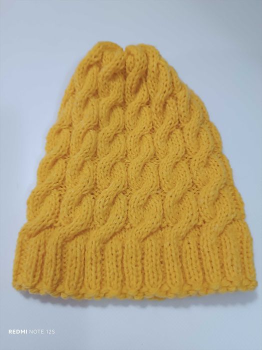 Ръчно плетена дамска шапка