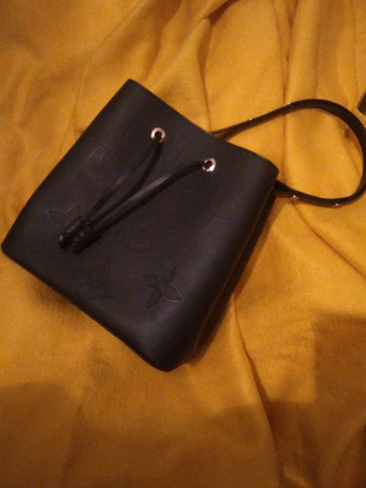 Geanta cu inscripția LV Luis Vuitton utilizata