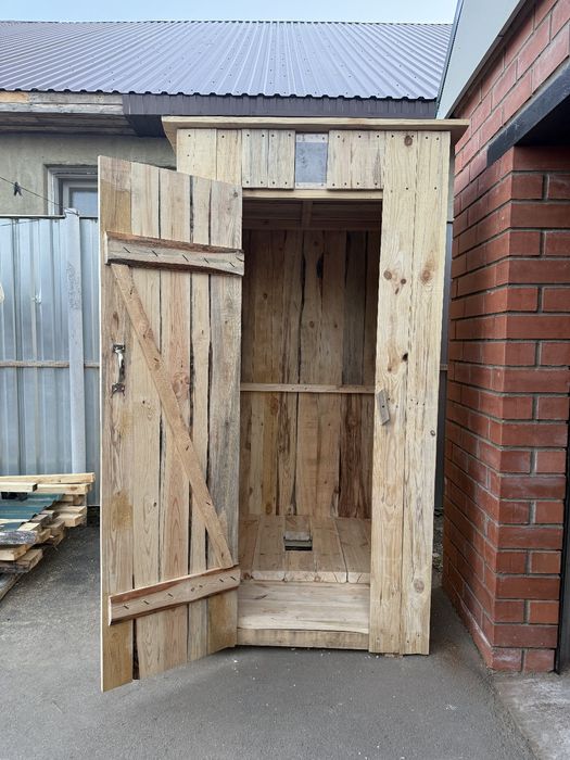 Уличный туалет деревянный