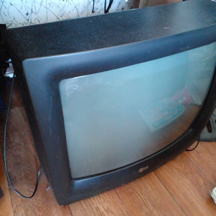 Телевизор цветной за 10 тыс .т, кресло кровать бескаркасный за 35 тыс