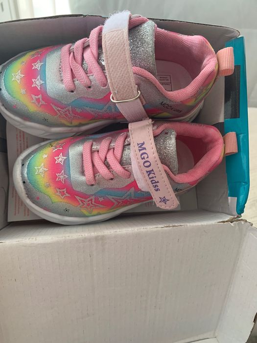 Детски светещи обувки