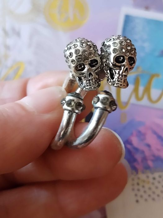 Обеци с черепи и камъчета