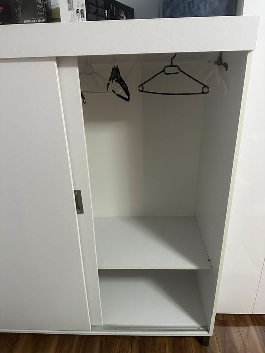 Vand dulap alb aproape nou.