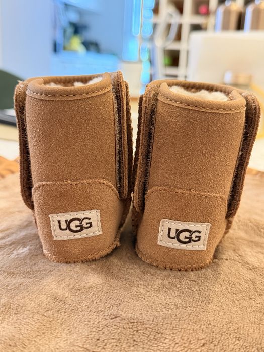 Бебешки боти UGG от естествена агнешка кожа
