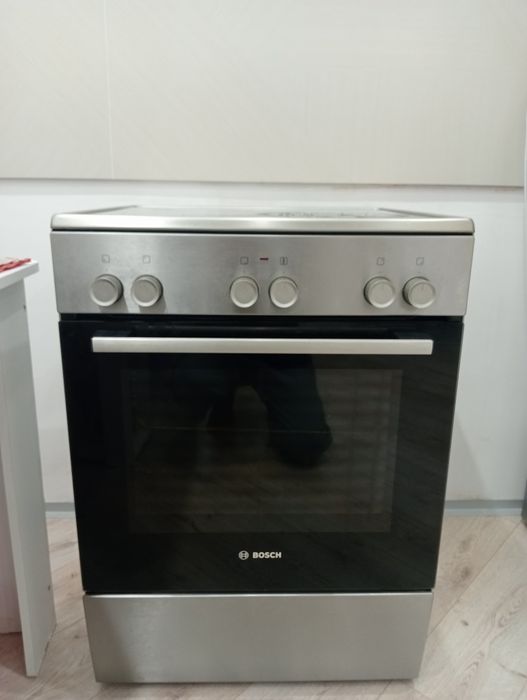 Продам эл плиту бош