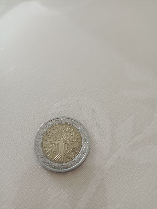 Монета достоинством 1 и 2 евро