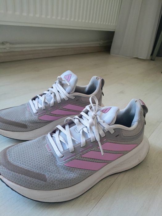 Vând pantofi sport pentru alergare,Adidas mărimea 40,