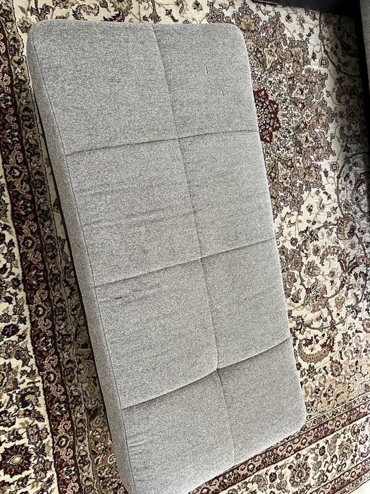 Диван серый для гостиной.